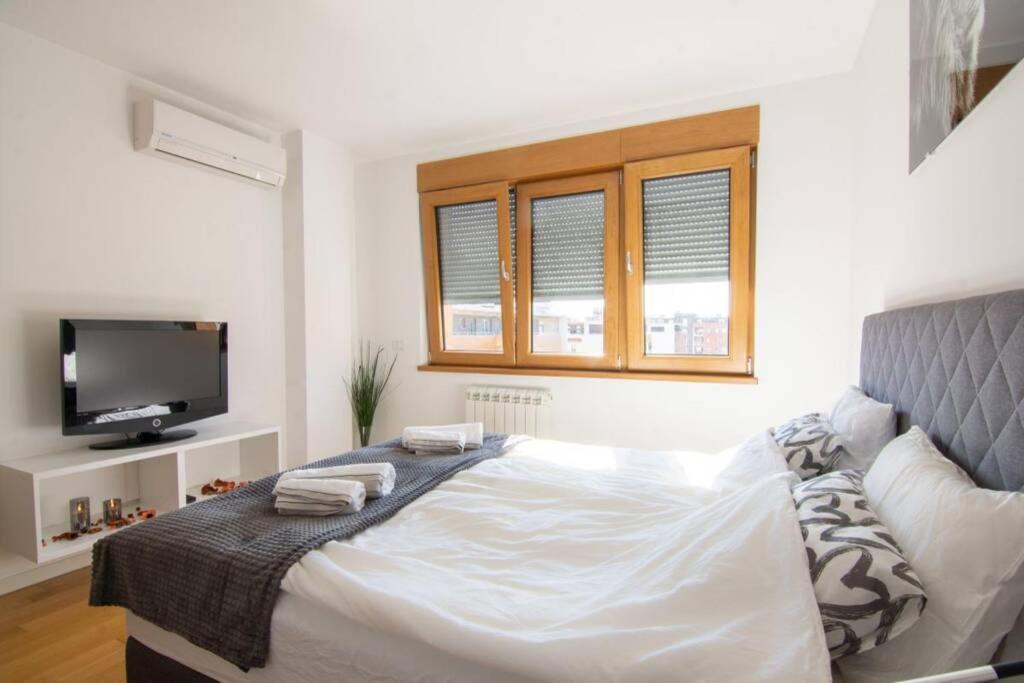 A Blok New Modern - Free Garage Parking, Comfortable, Quiet With A Park View Belgrade Extérieur photo